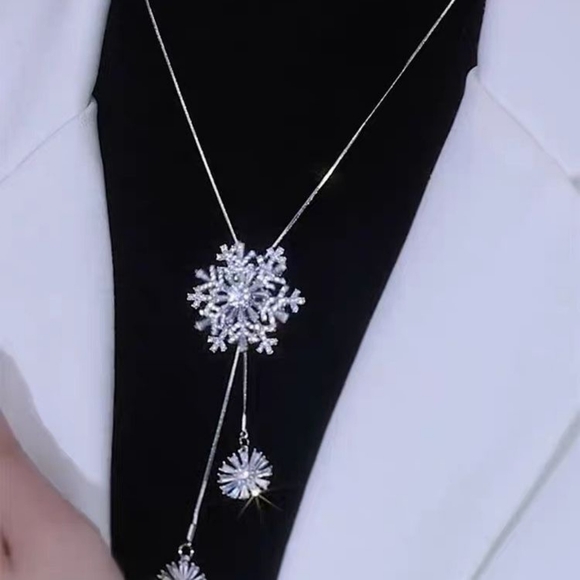 Elegant Silver Snowflake Crystal Pendant Necklace - Picture 12 of 12